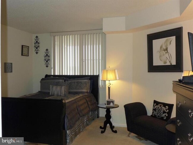 Building Photo - 10101 Grosvenor Pl Unit 1212