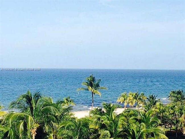 Building Photo - 10275 Collins Ave Unit 10275 Collins Av appt 514