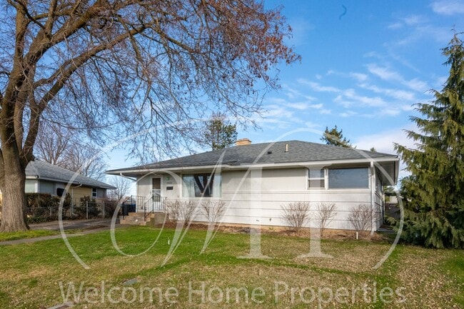 Building Photo - Spacious 5 Bedroom Home with Fenced Yard & Covered Parking