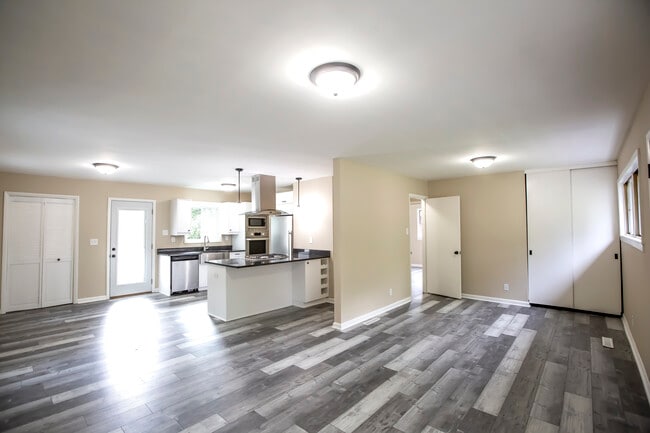 Photo - 3120 Doreen Way