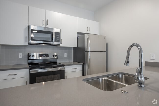 1BD, 1BA - PARKWAY - 643 SQFT