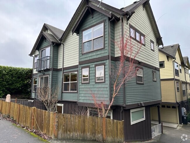 Building Photo - Location Location Location! This huge 3bd ... Rental