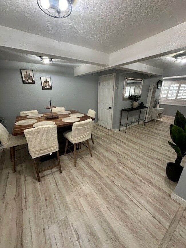 Photo - Nicely renovated 2Bd 2Ba house with large yard and pet friendly!! Available for a seasonal rental...