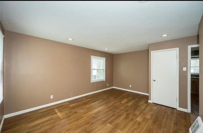 Photo - 325 Caithness Rd