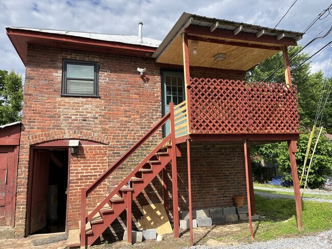 Building Photo - 402 1/2 W Pine St Unit 402 half Rental