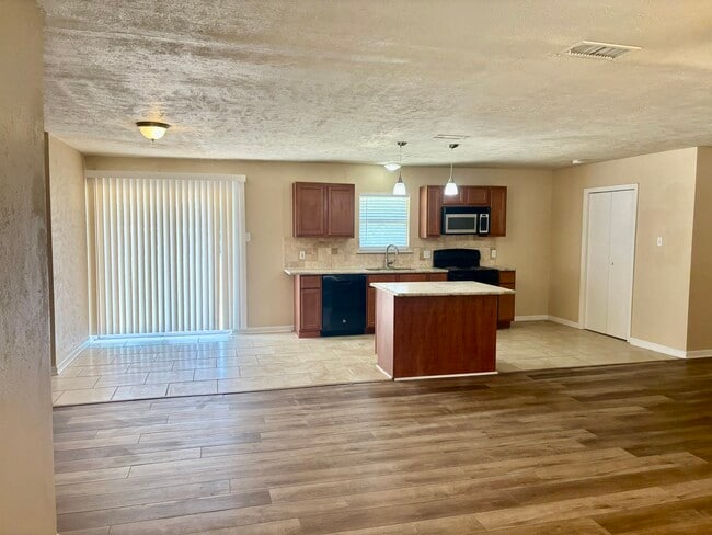 Building Photo - 474 Sweetbriar Dr Rental
