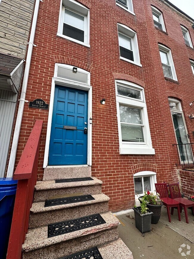 Building Photo - 1922 Gough St Unit 2 Rental
