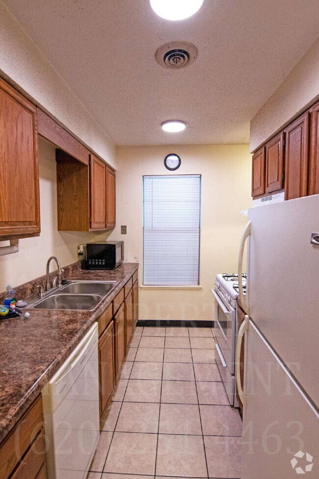 Building Photo - 2 Bedroom 1 Bath Coffeyville Apartment. Unit Apartment C