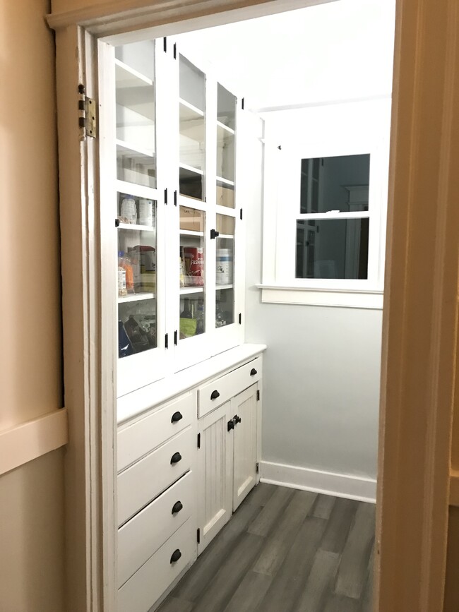 Butler's Pantry - 32 Pawling Avenue