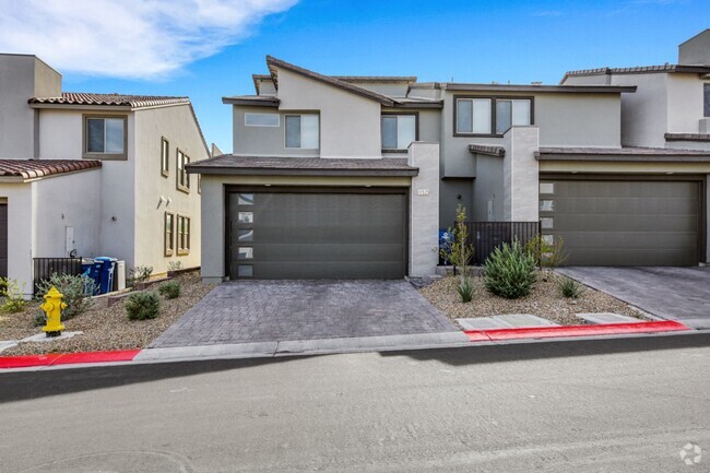 Building Photo - Amazing Summerlin Townhome