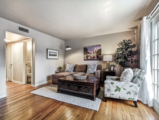 Building Photo - 1207 W 45th St Unit 3W