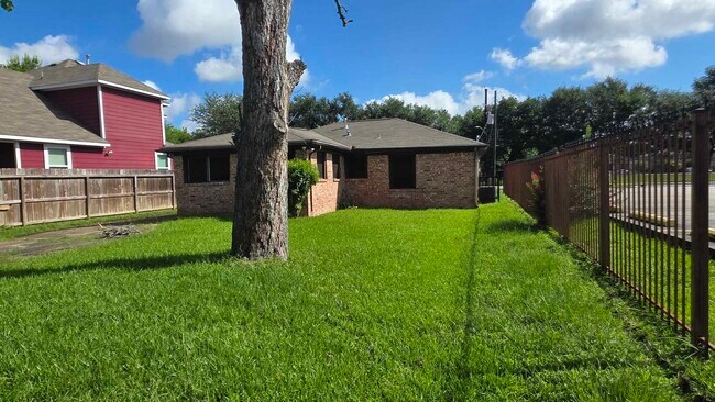 Photo - 4532 Briscoe St