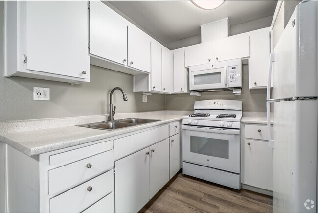 1BR, 1BA - 712SF - Kitchen