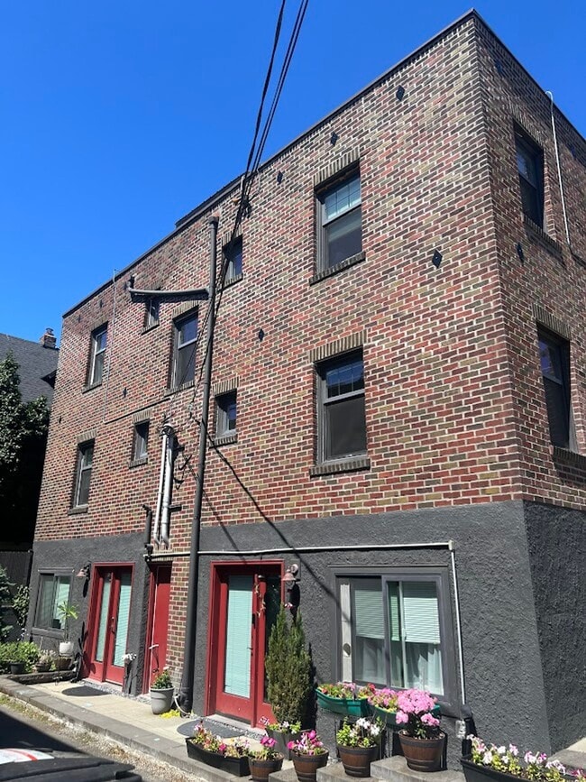 Building Photo - 571 Valley St Unit 2