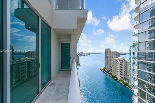 Building Photo - 300 S Biscayne Blvd Unit T-3702
