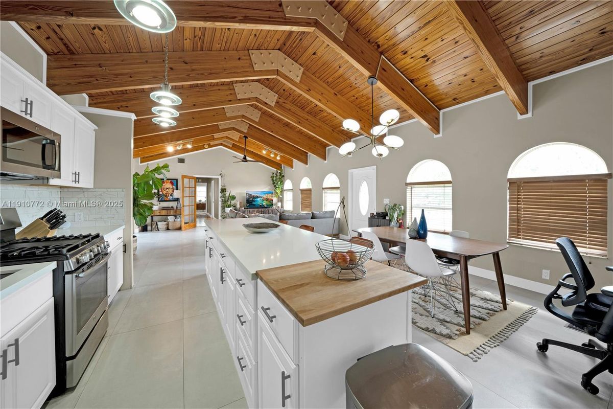 Photo - 18900 Belview Dr