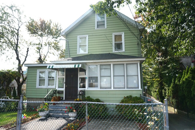 Building Photo - 19 Ferris Ave Unit 3