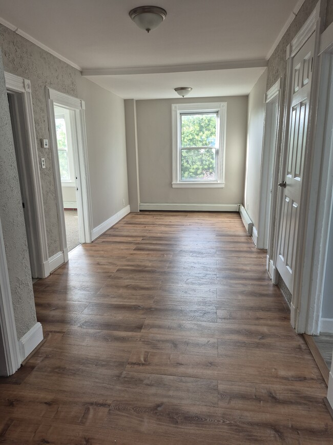 Building Photo - 69 E John St Unit 3 bedroom duplex Rental