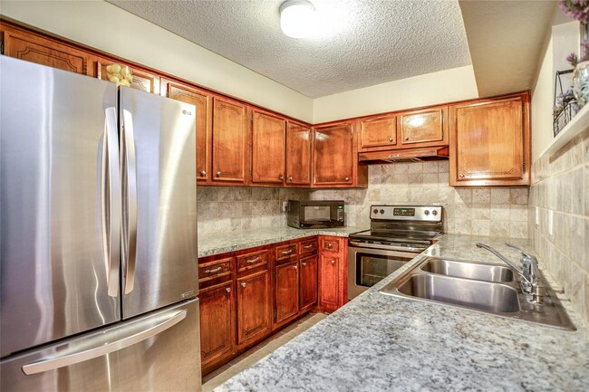 Building Photo - Small gated community of 39 units, conveni... Rental