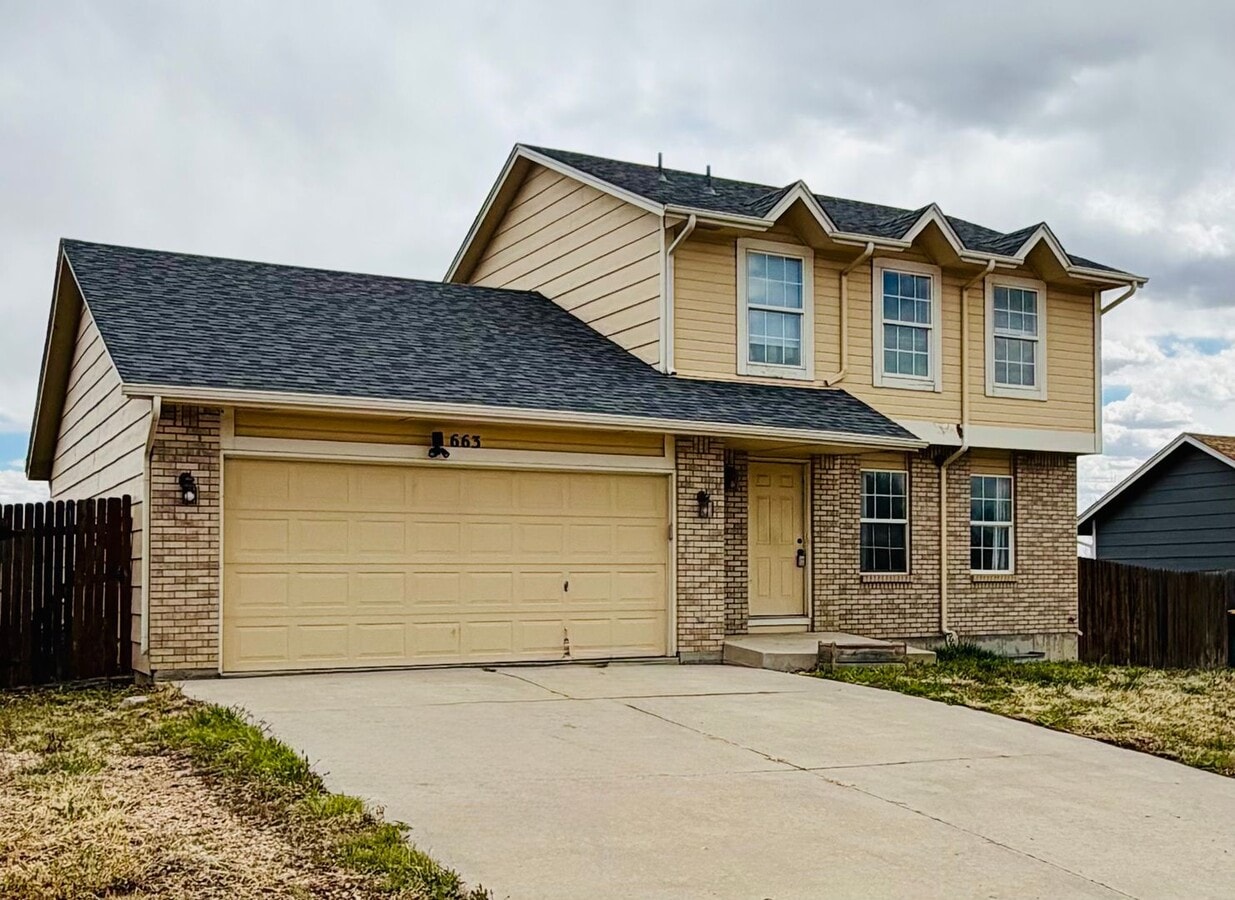Colorado Springs Home with Basement and Fenced Yard! 4 beds and 3.5 Bath - Colorado Springs Home with Basement and Fenced Yard! 4 beds and 3.5 Bath