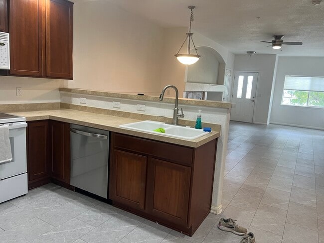 Building Photo - 5002 Northern Lights Dr Unit #G Rental