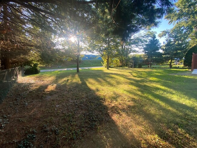 LARGE PRIVATE BACKYARD - 2218 Midland Dr