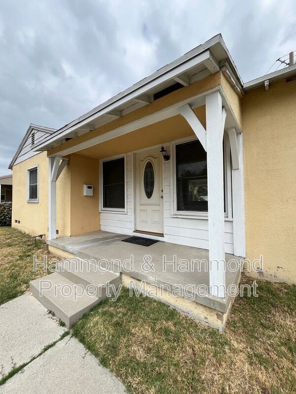 Photo - 18003 Saticoy St