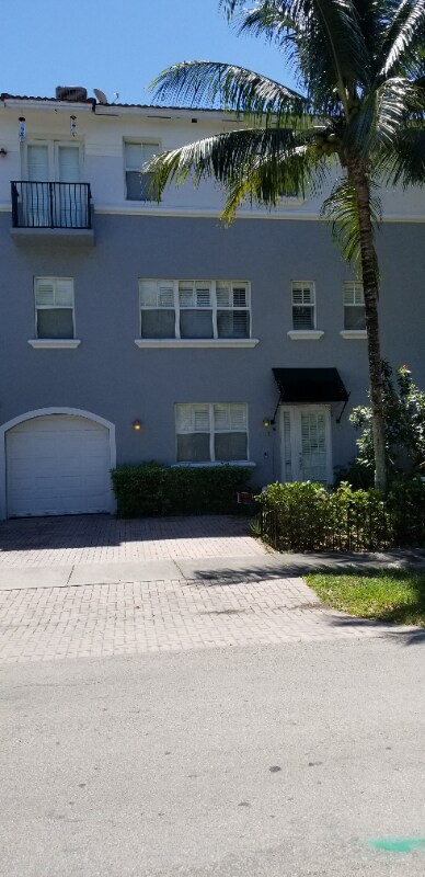 Photo - 1118 NE 18th Ct