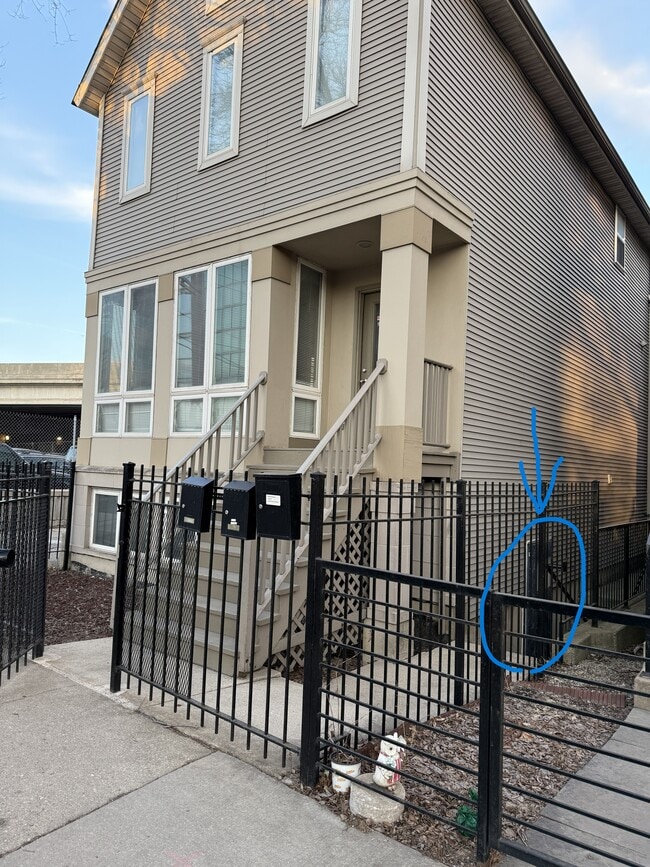 Building Photo - 1845 N Marshfield Ave Unit G