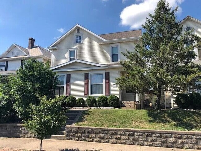 Building Photo - 617 E Main St Unit A