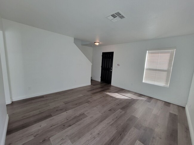 Photo - 4 Bedroom 2 Bathroom Home Close to Shopping and Restaurants!!