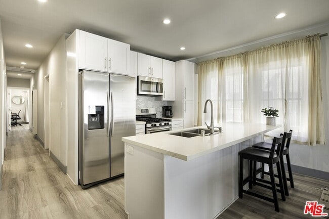Building Photo - 1559 1/2 S Harvard Boulevard Unit Rental