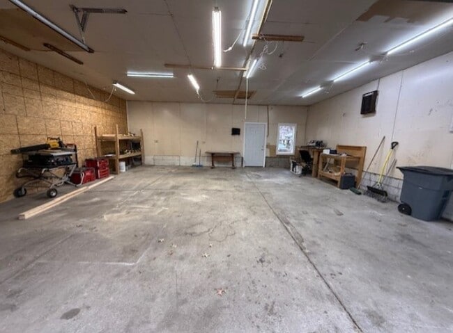 Building Photo - 1632 S 21st St Unit 3 stall garage