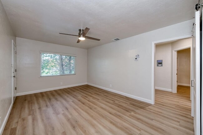 Photo - 326 E Dudley Ave