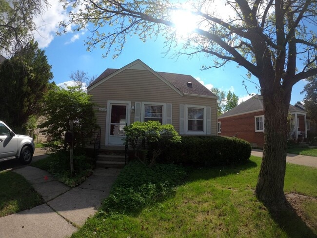 Building Photo - 3 bed 2 bath Berkley bungalow with garage ... Rental