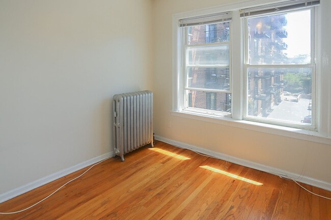 Building Photo - 3917 N Pine Grove Ave Unit 3W