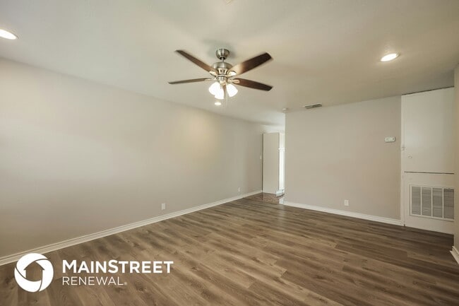 Photo - 6606 Gallery Oak St