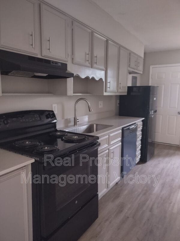 Photo - 180 Saturn Ln