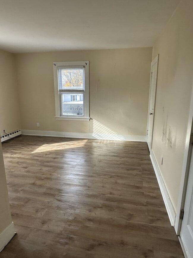 Building Photo - 160-162 Center Street Unit 162 2nd Floor