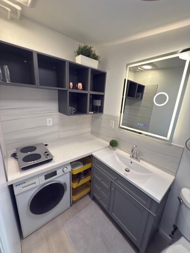 Building Photo - 1420 SW 3rd Ter Unit B