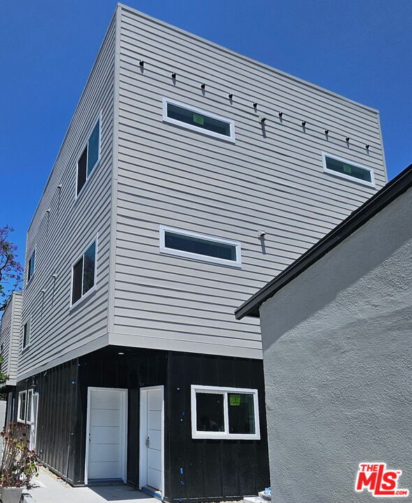 Building Photo - 11841 Runnymede St Rental