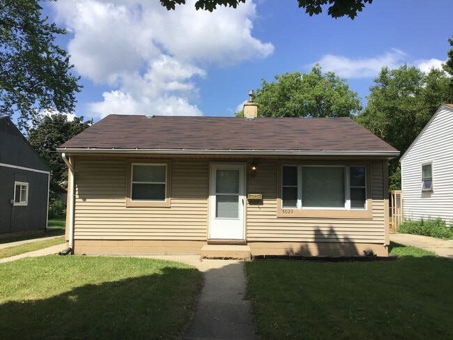 Building Photo - 2 Bedroom Single Family Home With Detached...