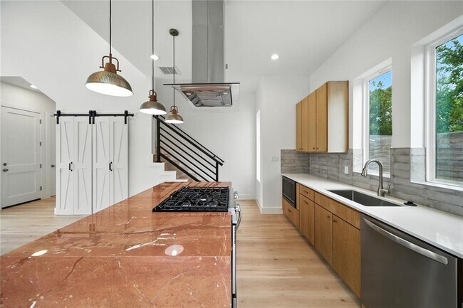 Photo - 106 W Croslin St