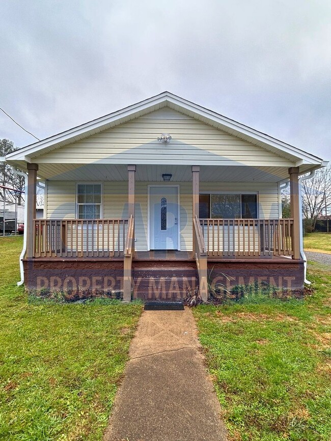 Super cute, remodeled three bedroom home! - Super cute, remodeled three bedroom home!