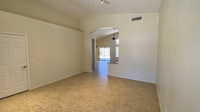 Habitación familiar al entrar a la casa. - 6806 W Quail Ave