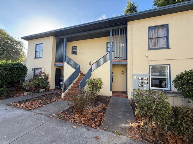 Building Photo - San Pablo 2431/2433 Unit San Pablo 2433B