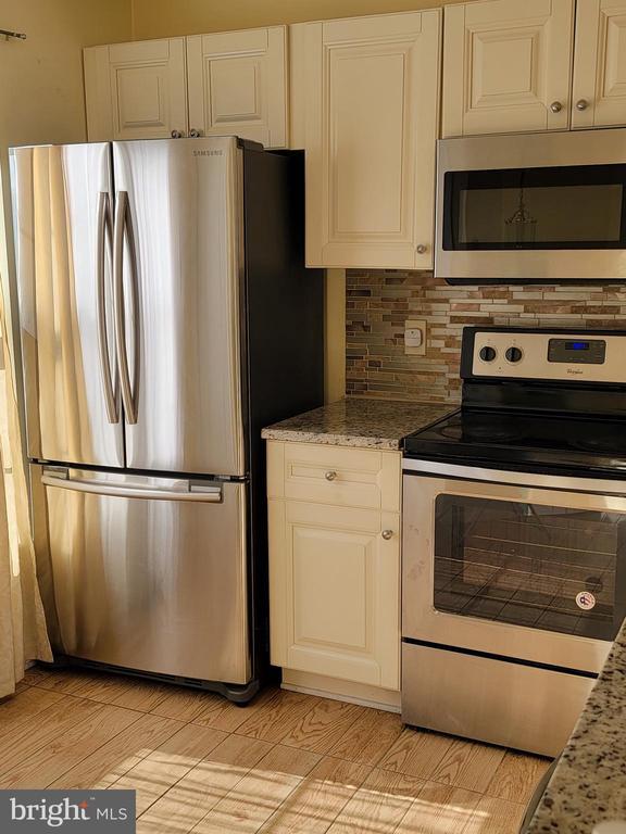 Building Photo - 6203 Abbottsbury Row