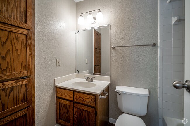 2BR, 2BA - 919SF