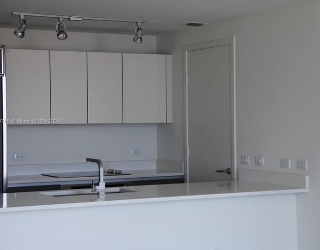 Photo - Spacious 1 Bedroom / 1 Bathroom residence at Millecento Condo