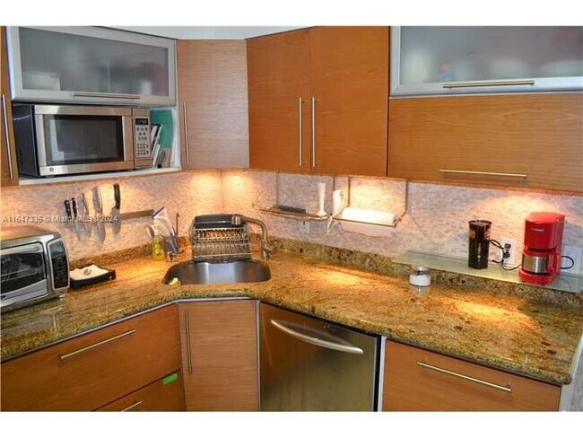 Building Photo - 5161 Collins Ave Rental